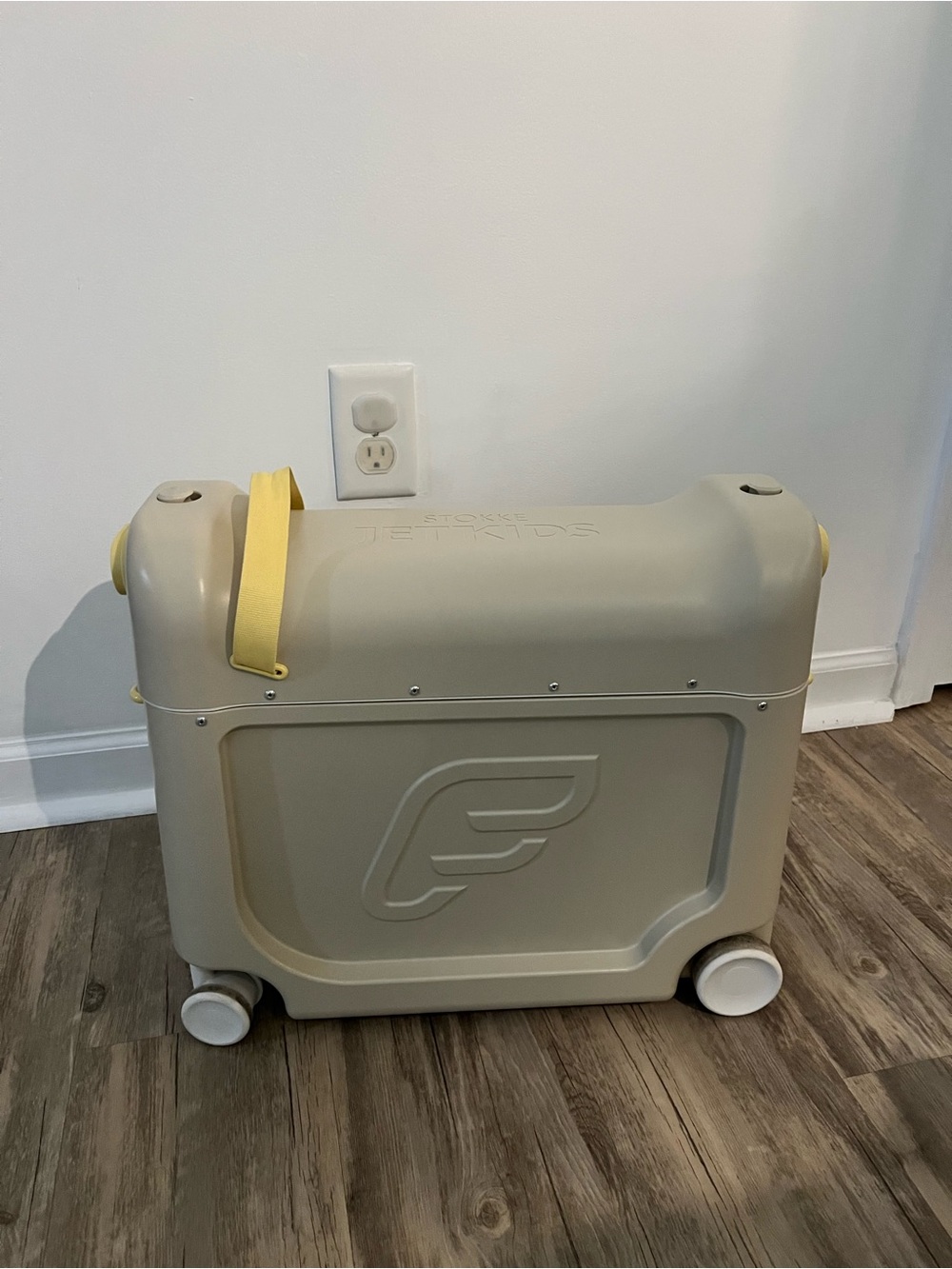 Stokke Jetkids bed box Ride-On Luggage for Kids — Sand with Yellow Handle